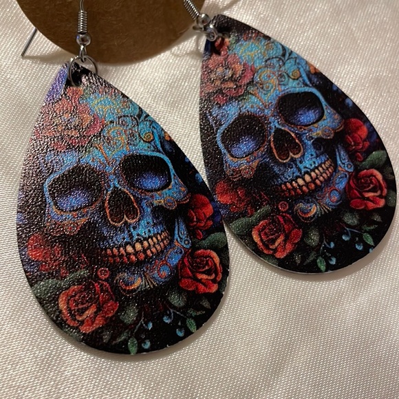 Boho Floral Skull w/Roses Earrings! Vegan Leather Soooo Beautiful! - Picture 4 of 4